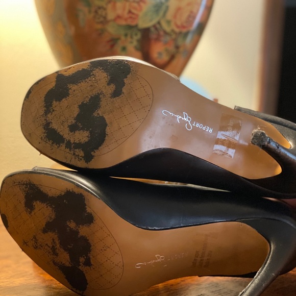 Report signature asymmetrical peep toe heels. - Picture 5 of 8
